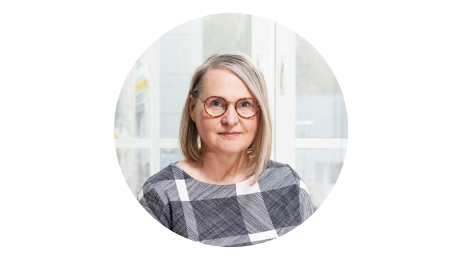 Ulla Simonen katsoo kameraan. Taustalla ikkuna.